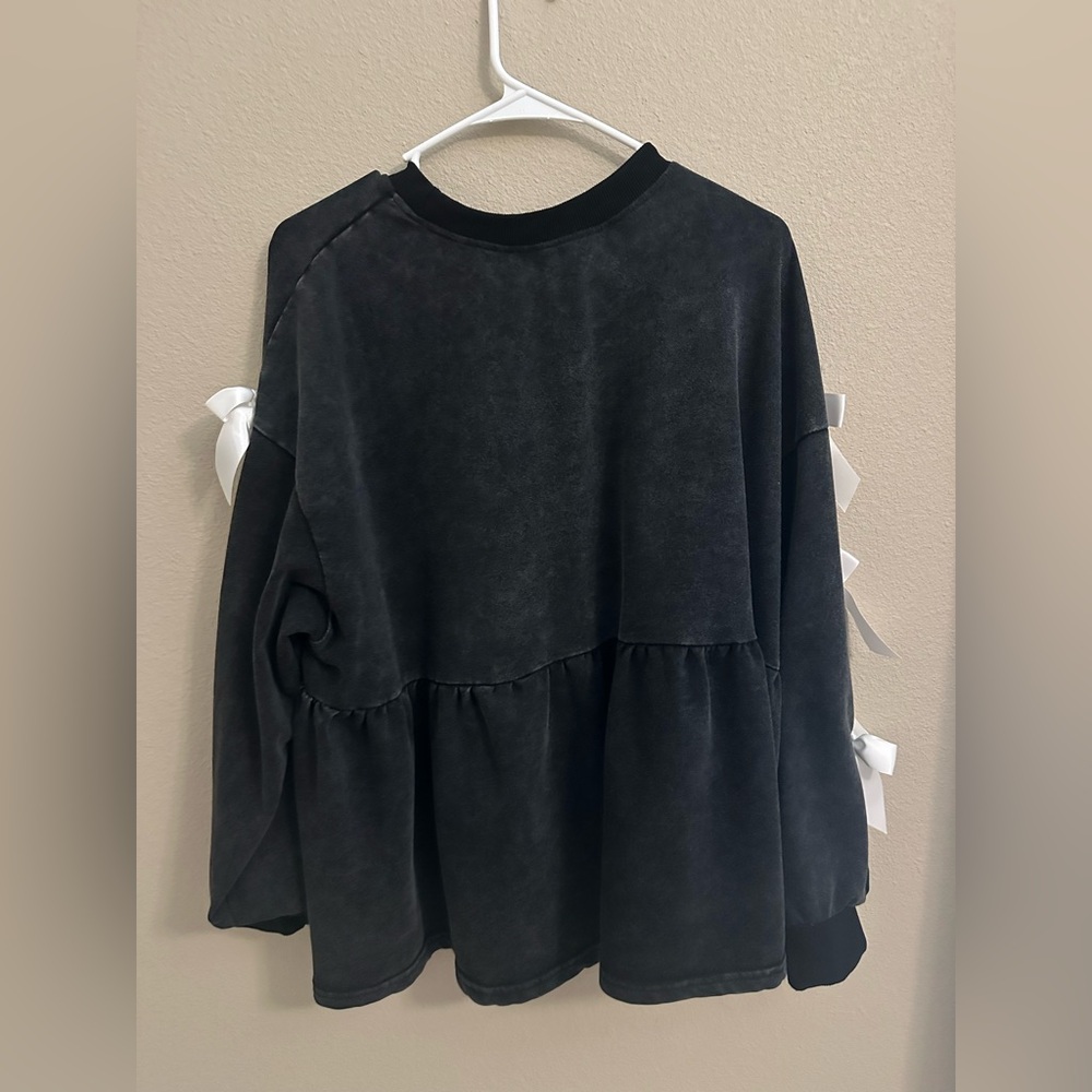 Adorable Bow Shirt 🎀 🤍 - Picture 7 of 7